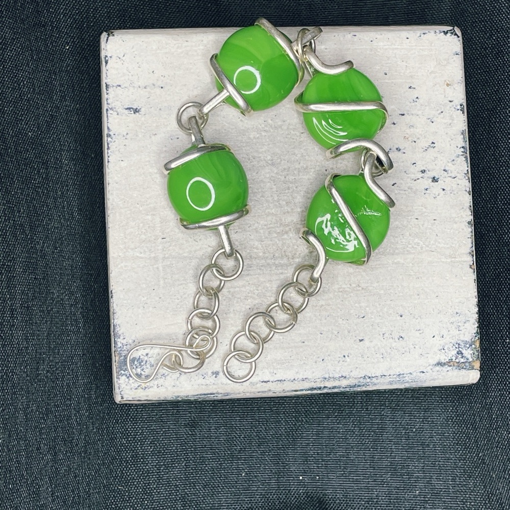 4031u. Handmade Silvertone Green Porcelain Bracelet